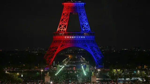 La torre Eiffel iluminada en rojo y azul, los colores del club.
