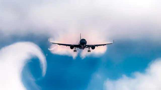 Un avión entre nubes