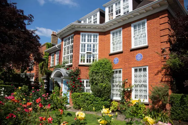 Vista de la fachada de la casa donde vivió Freud en Londres y que hoy es un museo