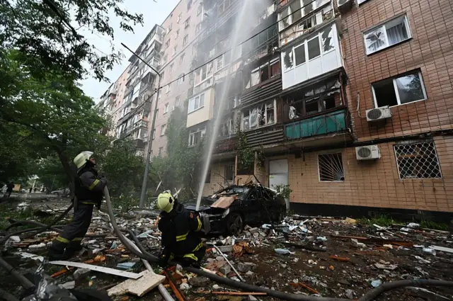 Unos bomberos apagando incendios.