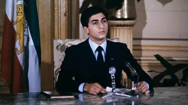 El príncipe heredero iraní Reza Pahlavi se proclamó nuevo Sha de Irán durante una conferencia de prensa en el Palacio Kubbeh de El Cairo, Egipto, el 31 de octubre de 1980.