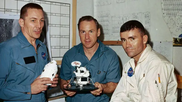 La tripulación del desafortunado Apolo 13: Jack Swigert, Jim Lovell y Fred Haise. Sostienen maquetas de la nave.