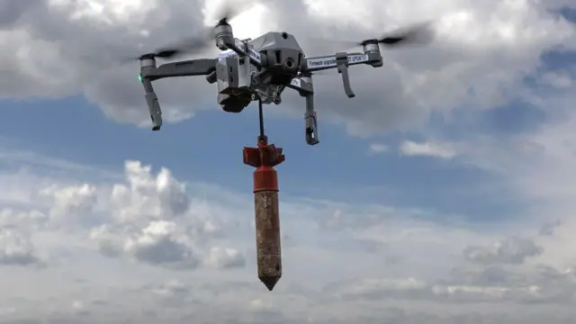 Un drone ucraniano del que cuelga una bomba.