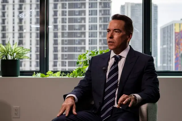 Orlando Bravo sentado durante una entrevista en 2024