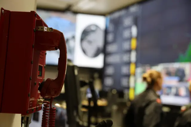 Un teléfono rojo cuelga de la sala de monitoreo noruega.