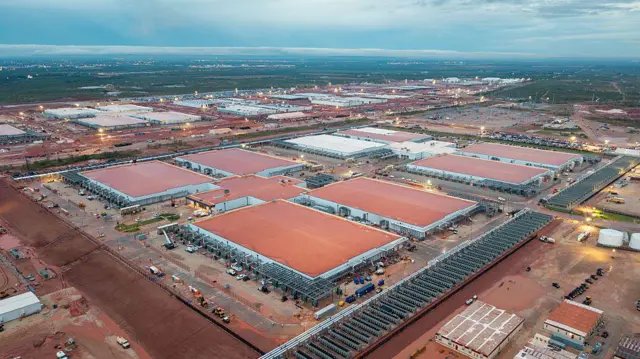 El centro de datos de inteligencia artificial Stargate en Abilene, Texas, EE. UU., con una parte ya construida y otra extensión de tierra lista para construir en ella. 