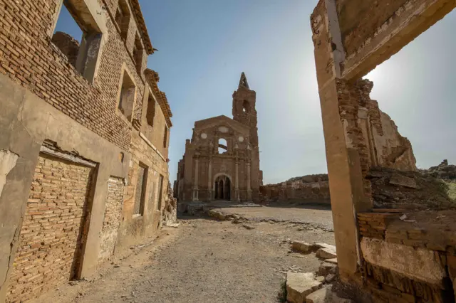 Fachada de la iglesia de San Martín de Tous.