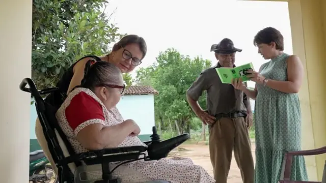 Claudia Galvão trabaja y Silvana junto a residentes de Serrinha