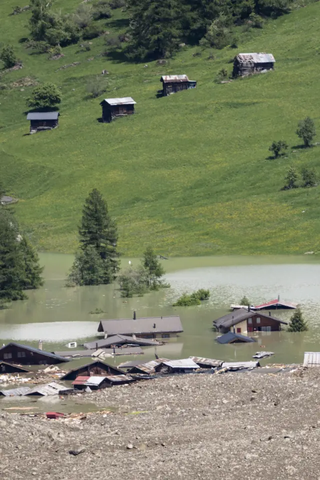 Una imagen captada el 29 de mayo de 2025, un día después de una avalancha masiva, provocada por el colapso del glaciar Birch, muestra la formación del lago contra la masa de lodo que cubría el pueblo de Blatten, Suiza.