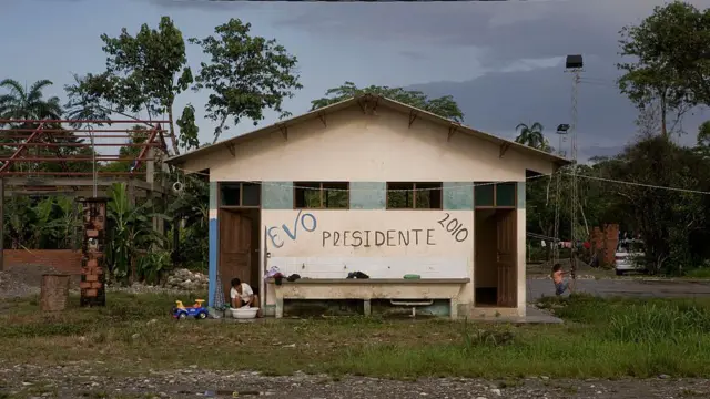 Una casa con una inscripción a favor de Evo Morales en Chapare, Cochabamba, Bolivia.
