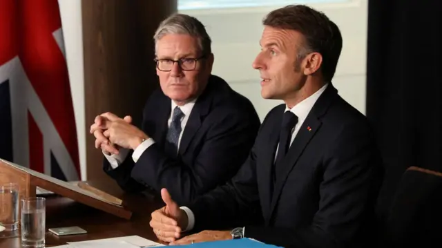 El primer ministro de Reino Unido, Keir Starmer, y el presidente de Francia, Emmanuel Macron, en video conferencia con los líderes de la OTAN en julio 2025