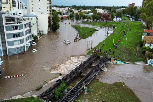 Vialidades en Bahía Blanca inundadas