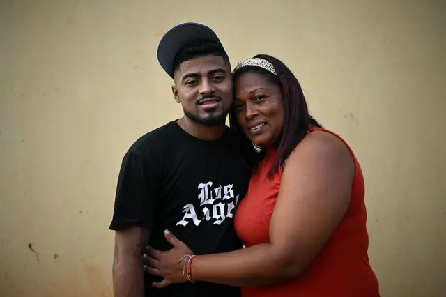 Edwuar Hernández junto a su madre, tras ser liberado del Cecot, desde Los Pescadores, en el estado Zulia en Venezuela.