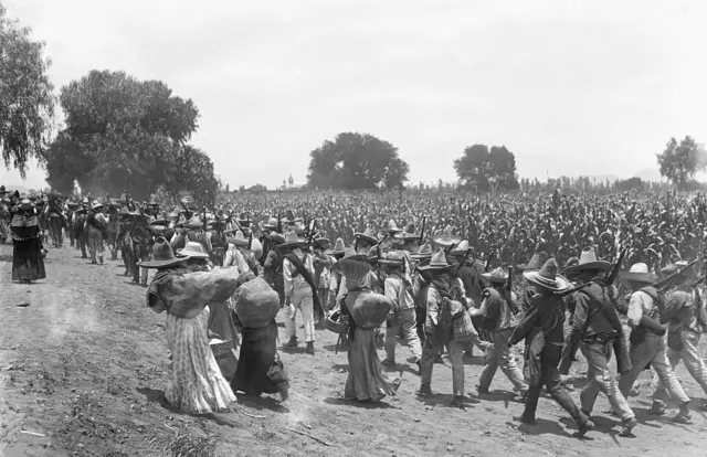 Revolucionarios mexicanos caminando.