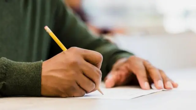 Persona escribiendo en un papel 