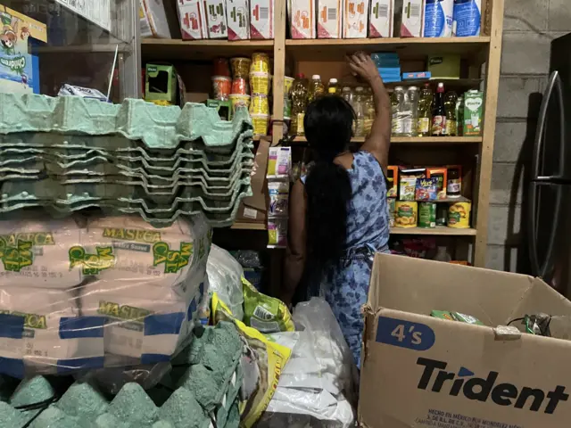 Comerciante en su tienda
