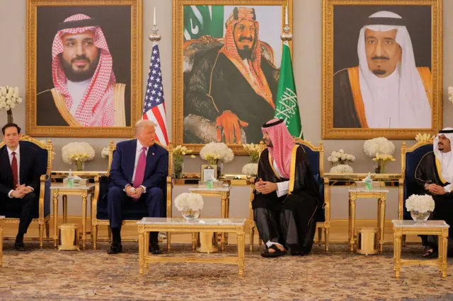 Marco Rubio, Donald Trump, Mohamed bin Salam y otro representante sentados en un salón