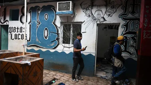 Vista de una celda de prisión de un miembro de la pandilla Barrio 18 después de una redada en la prisión