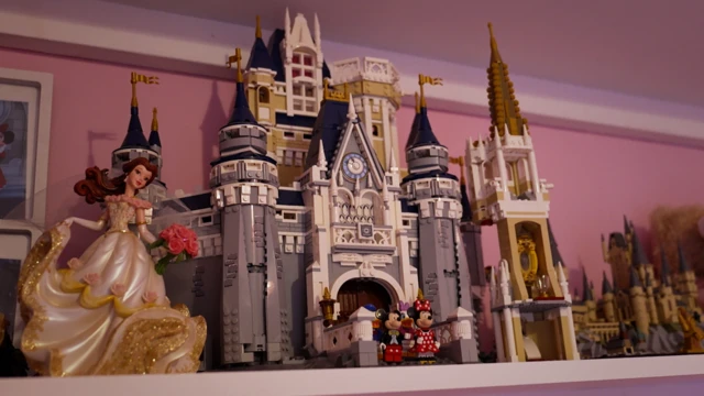 Un castillo hecho con Legos y una princesa de Disney