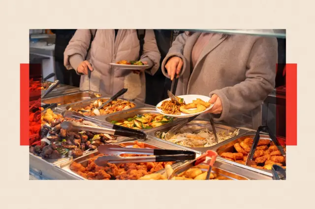 Gente sirviéndose comida en un restaurante de tenedor libre