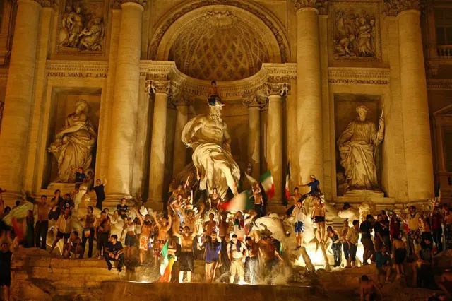 Italianos dentro de la Fontana di Trevi celebran el título del Mundial de Alemania 2006.