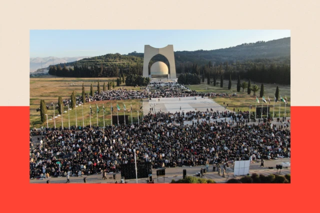Cientos de personas celebran la oración especial del Eid al Fitr en la Tumba del Soldado Desconocido, en el monte Qasioun de Damasco.