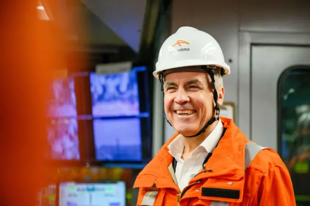 Mark Carney en una fábrica de ArcelorMittal Dofasco.