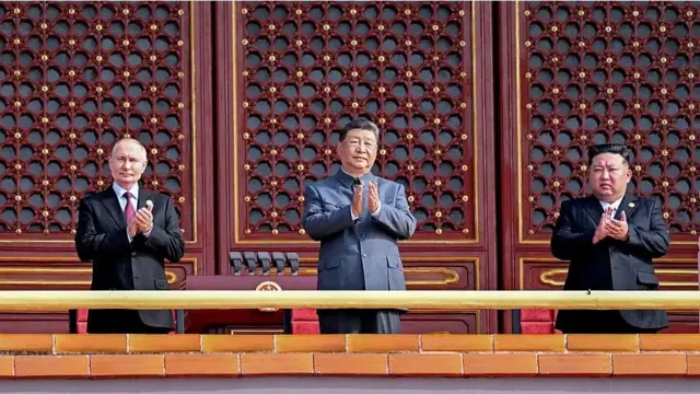 El presidente ruso Vladimir Putin, el líder chino Xi Jinping Kim y Kim Jong-un en un reciente desfile militar en Pekín.