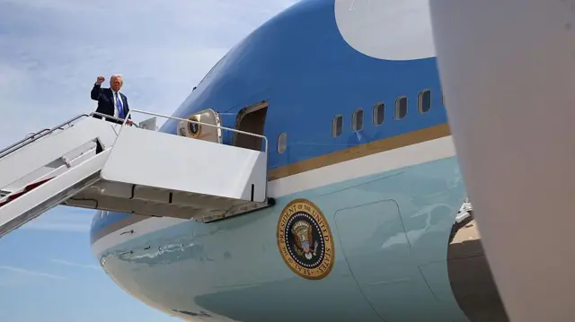 Trump saluda desde el avión