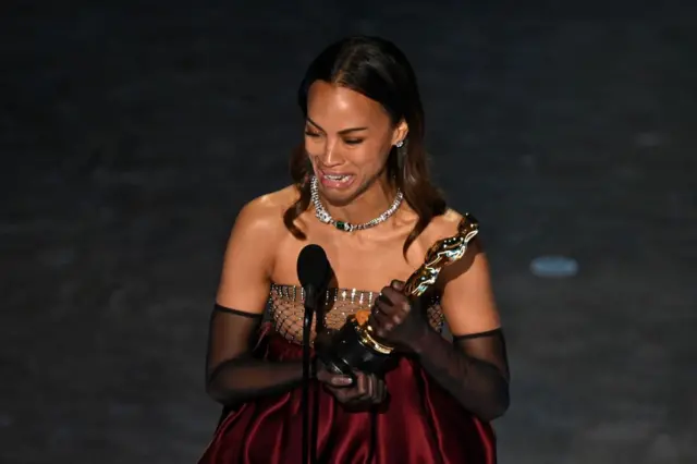 Zoe Saldaña habla en la ceremonia de los Oscar