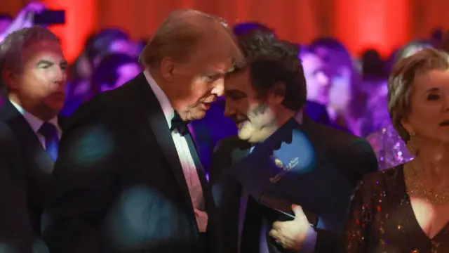 Donald Trump junto a Javier Milei durante la gala del America First Policy Institute, celebrada en Mar-a-Lago, una residencia privada de Trump, el 14 de noviembre de 2024.