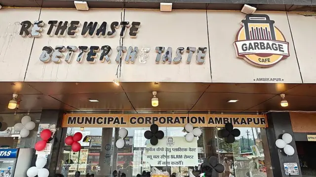 Entrada a una cafetería basura. Puede leerse en grandes letras