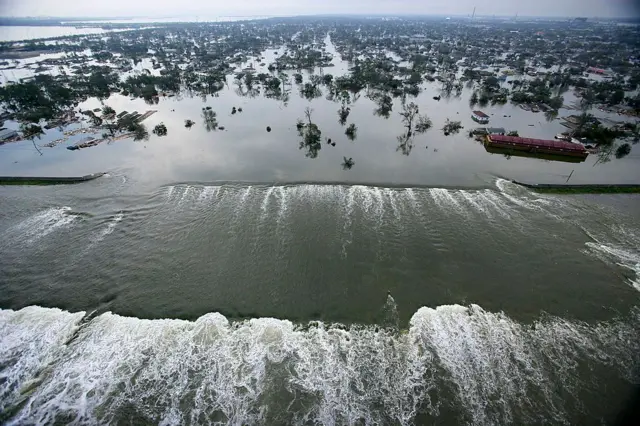 Una de las secciones de los diques de New Orleans que fallaron y el agua cruzando hacia los vecindarios.