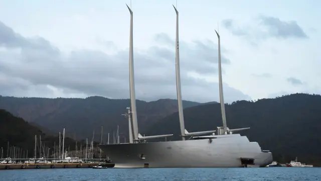 El superyate Sailing Yacht A