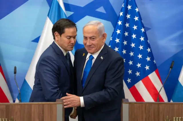 Marco Rubio saluda efusivamente a Benjamin Netanyahu, durante una rueda de prensa en Jerusalén, 16 de febrero de 2025