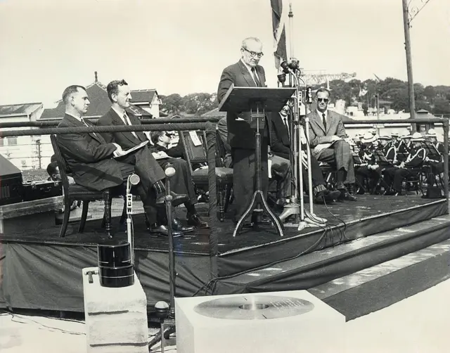 JJ Cahill, primer ministro de Nueva Gales del Sur, en la ceremonia oficial que conmemora el inicio de la construcción de la Ópera de Sídney, 2 de marzo de 1959.