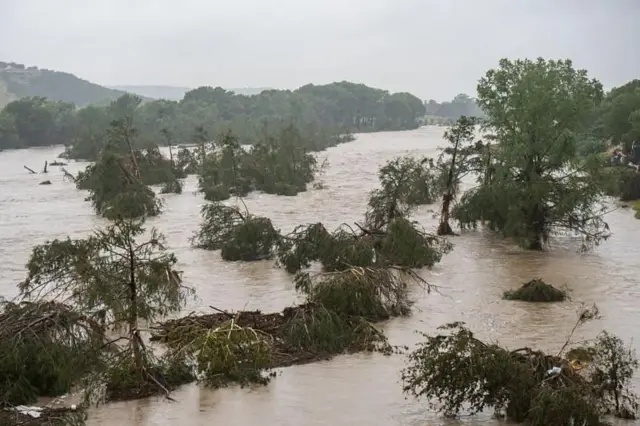 El nivel del río Guadalupe subió casi 8 metros en 45 minutos, dijo el vicegobernador de Texas.