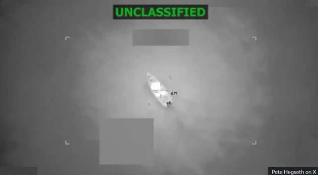 Imagen de la embarcación atacada por las fuerzas estadounidenses en el Caribe el 24 de octubre de 2025, según fue compartida por el secretario de Defensa de Estados Unidos, Pete Hegseth, en su cuenta de X.