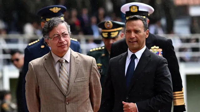 El presidente de Colombia, Gustavo Petro, junto al ministro de Defensa, Pedro Sánchez.