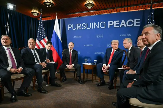Trump y Putin junto a sus traductores y los dos asesores que acompañan a cada uno.