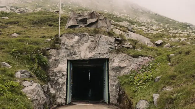 Tunel dentro de las montañas suizas. 