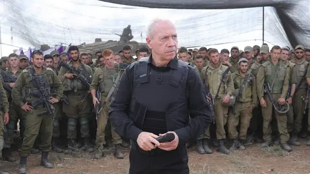 Yoav Gallant, exministro de Defensa de Israel, con soldados israelíse