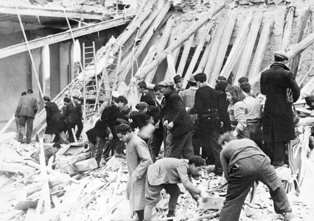 Hombres remueven escombros tras un bombardeo a Castel Gandolfo