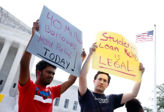 Manifestantes piden la condonación de deudas estudiantiles