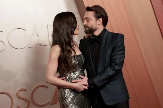 Kieran Culkin, quien aspira al Oscar al mejor actor de reparto, y su esposa Jazz Charton en la alfrombra roja de los Oscar 2025.