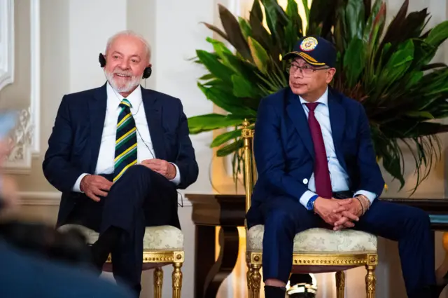 El presidente brasileño Lula y el colombiano Petro sentados durante un encuentro en Colombia