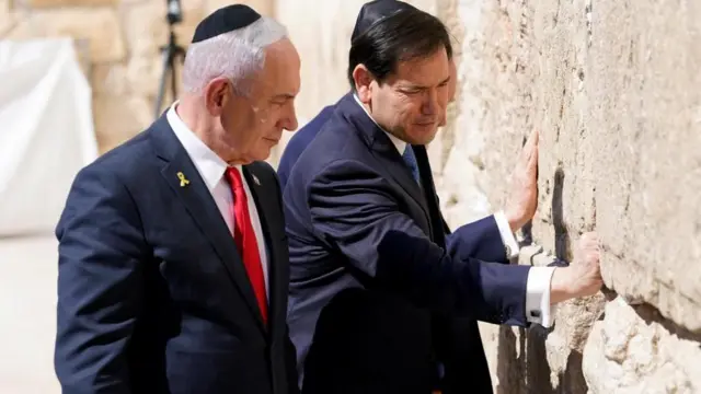 El secretario de Estado de Estados Unidos, Marco Rubio, y el primer ministro israelí, Benjamin Netanyahu, visitan el Muro de los Lamentos.