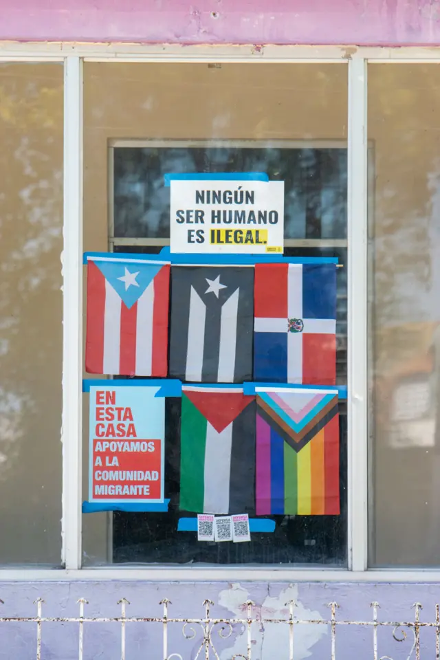 Cartel que dice