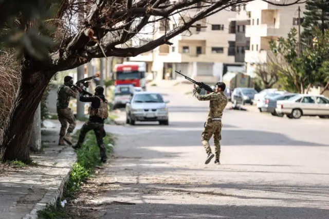 Hombres armados en Latakia.