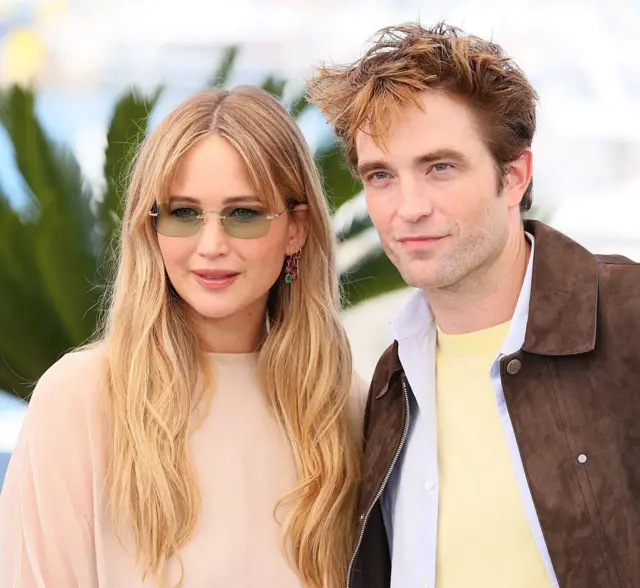 Jennifer Lawrence y Robert Pattinson posan frente a las cámaras en el Festival de Cannes de 2025.
